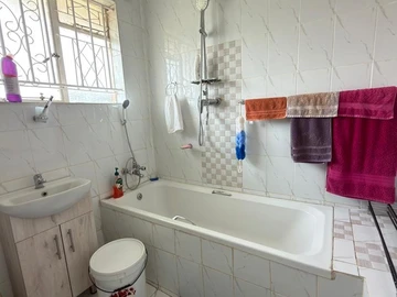 2 Bedroom Flat & Apartment