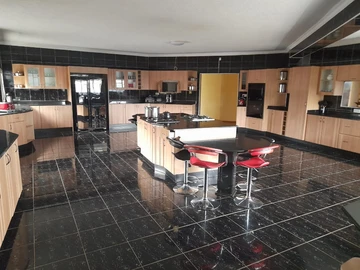 6 Bedroom House