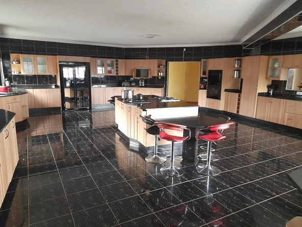 6 Bedroom House