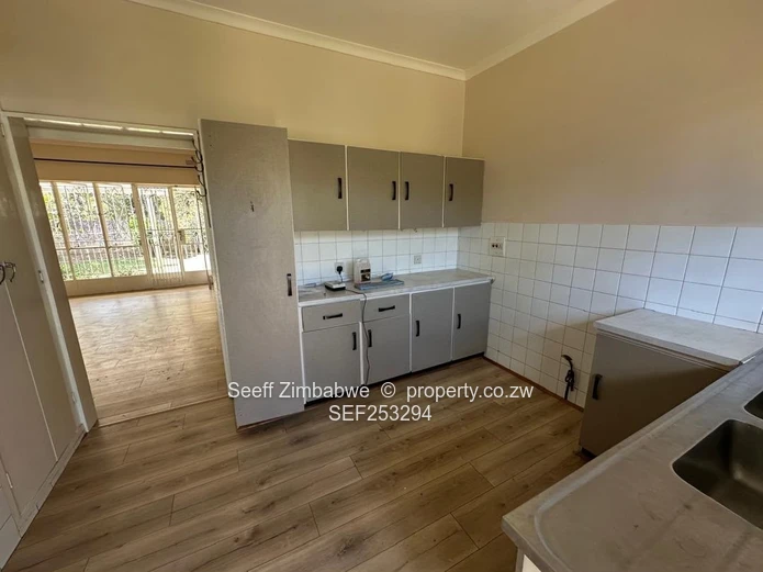 Executive 2-Bedroom Avondale Garden Flat with Dedicated Office