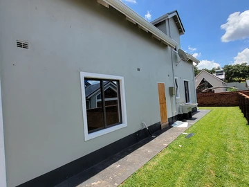 4 Bedroom Flat & Apartment
