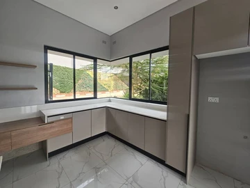 6 Bedroom Flat & Apartment