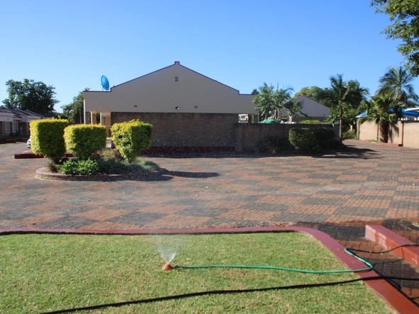 2 Bedroom Flat & Apartment