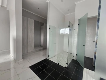 4 Bedroom Flat & Apartment