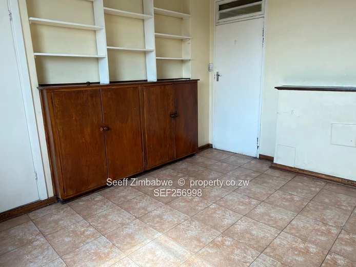 Flat To Let In The Avenues