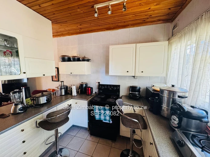Stylish 2 Bedroom Garden Apartment in Prime Kensington (Sole Mandate)