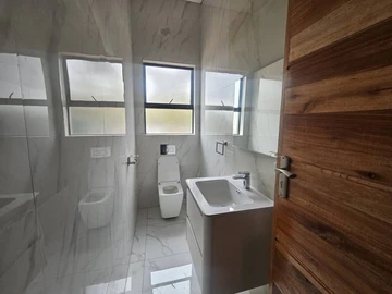 6 Bedroom Flat & Apartment