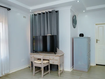 6 Bedroom House