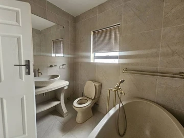 3 Bedroom Flat & Apartment
