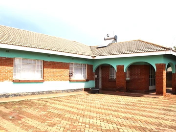 Charming Home In Mahatshula