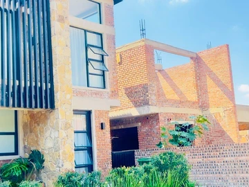 4 Bedroom Flat & Apartment