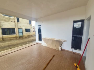 4 Bedroom Flat & Apartment