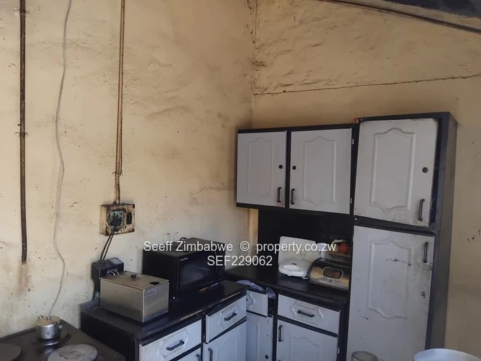 Fixer Upper 2 Bedroom Home with Spacious Yard in Barbour Fields!