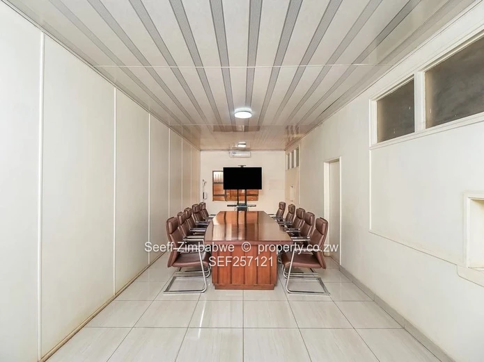 Walled Willowvale Industrial Park: 5000m², Offices & Workshop