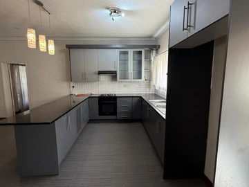 4 Bedroom Flat & Apartment