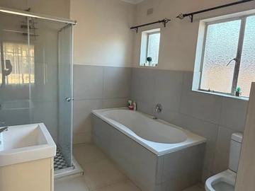 4 Bedroom Flat & Apartment