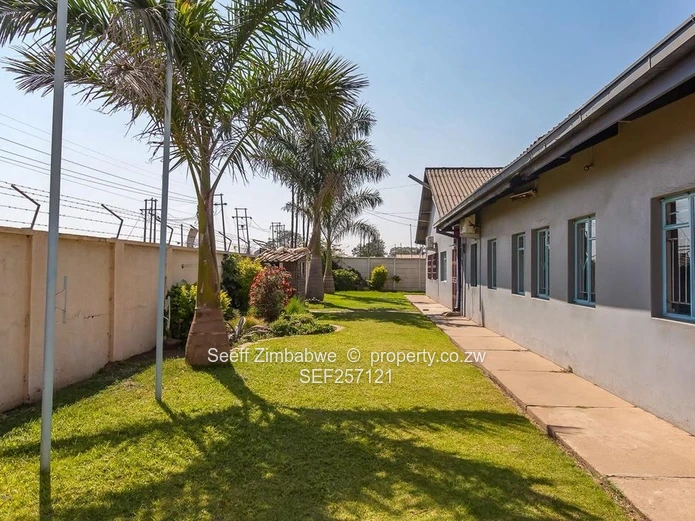 Walled Willowvale Industrial Park: 5000m², Offices & Workshop