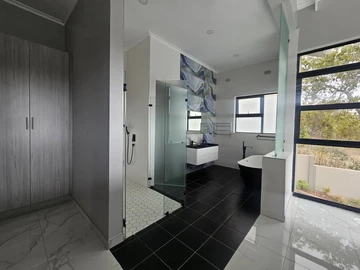 5 Bedroom Flat & Apartment