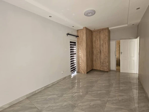 3 Bedroom Flat & Apartment