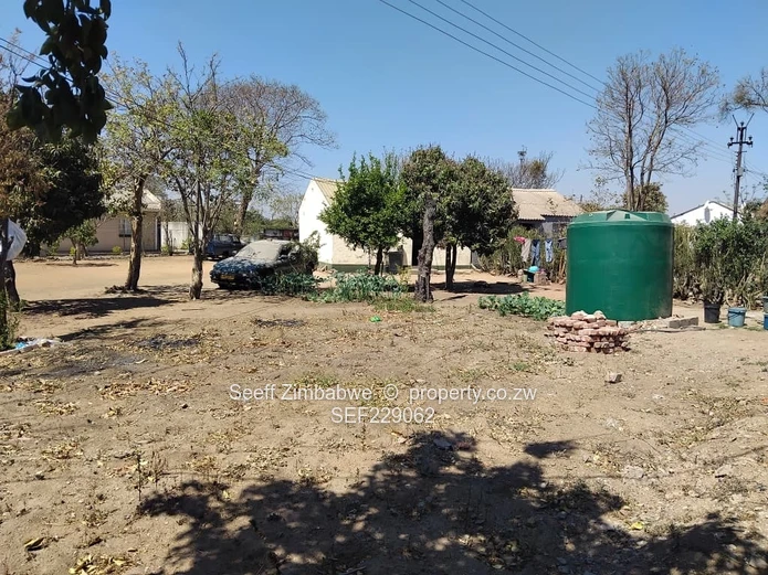 Fixer Upper 2 Bedroom Home with Spacious Yard in Barbour Fields!