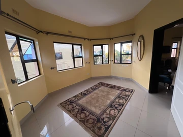 3 Bedroom Flat & Apartment