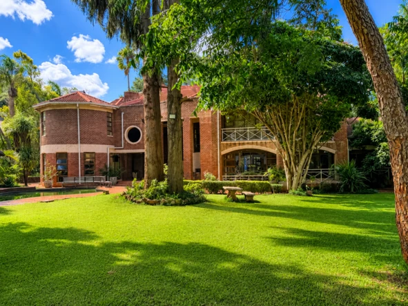 6 Bedroom House