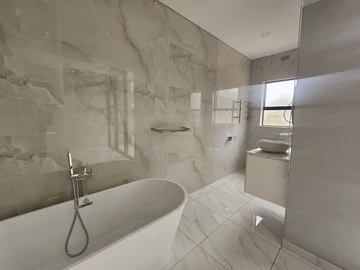 6 Bedroom Flat & Apartment