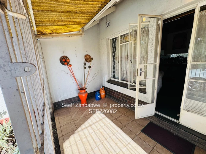 Stylish 2 Bedroom Garden Apartment in Prime Kensington (Sole Mandate)
