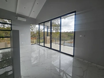 4 Bedroom Flat & Apartment