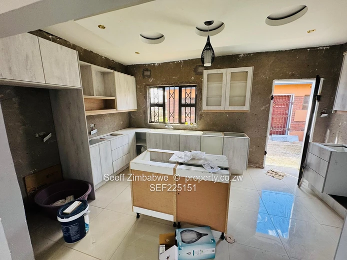 Modern 3 bed Garden Flat in Daylesford-Gweru