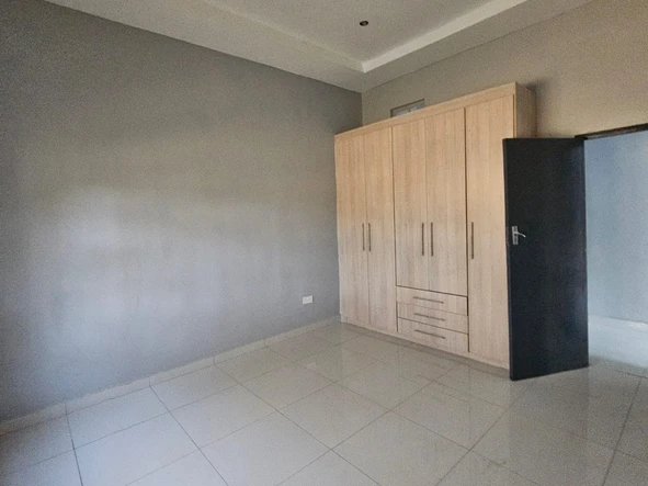 2 Bedroom Flat & Apartment
