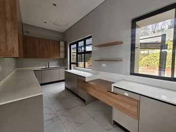 5 Bedroom Flat & Apartment