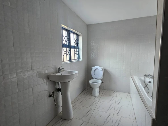 2 Bedroom Flat & Apartment