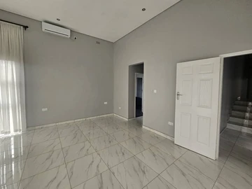 3 Bedroom Flat & Apartment