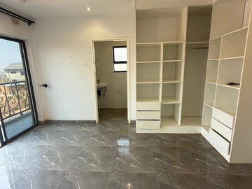 3 Bedroom Flat & Apartment