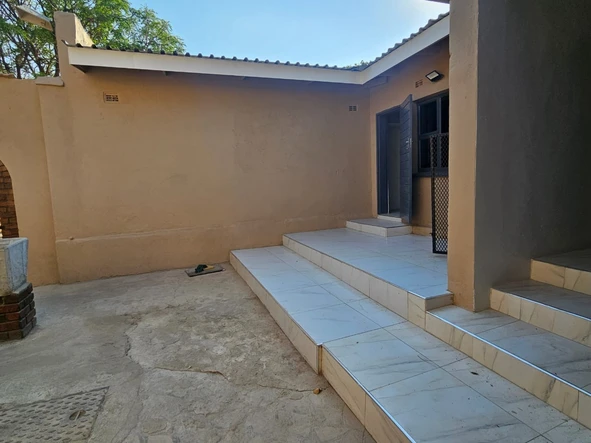 2 Bedroom Flat & Apartment