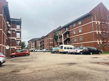 Spacious 3-Bedroom Flat on 3rd Floor with Local Gvt Cession