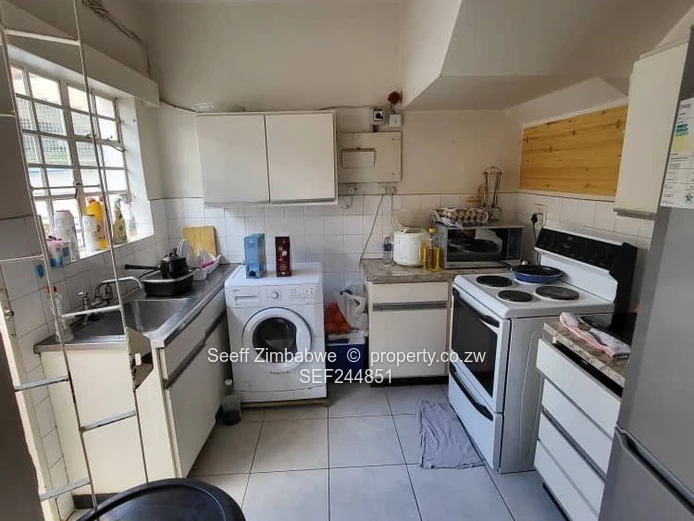 Sunlit Double-Storey 3-Bed Garden Flat in Avenues