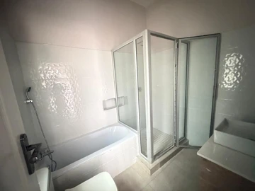 3 Bedroom Flat & Apartment