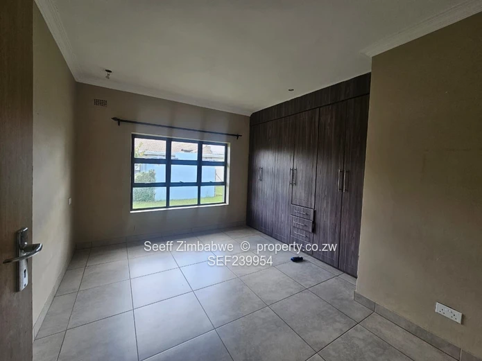 Elegant Three-Bedroom Contemporary Residence in Fairview, Mount Hampden