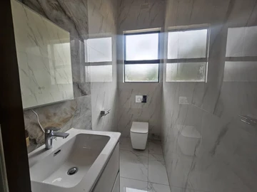 4 Bedroom Flat & Apartment