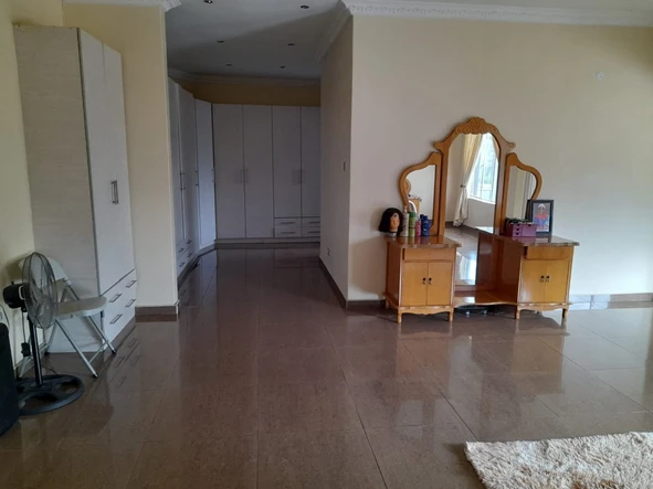 6 Bedroom House