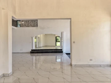 6 Bedroom Flat & Apartment